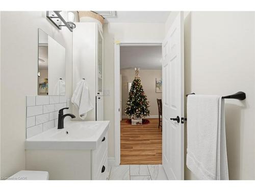 80 Province Street N, Hamilton, ON - Indoor Photo Showing Bathroom