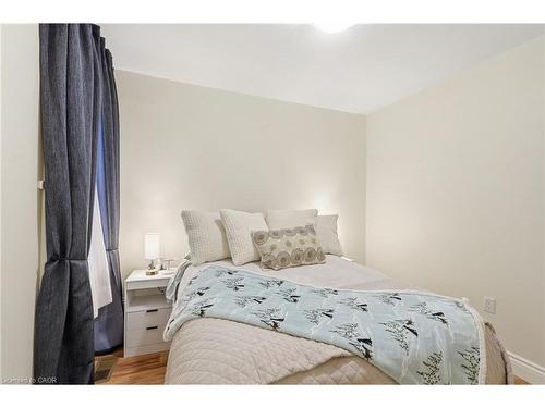 80 Province Street N, Hamilton, ON - Indoor Photo Showing Bedroom