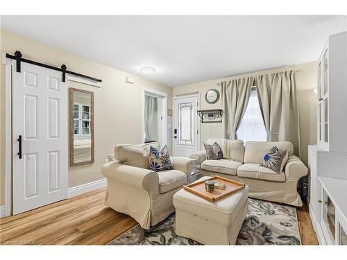 80 Province Street N, Hamilton, ON - Indoor Photo Showing Living Room
