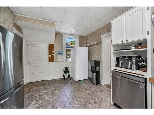 94 Sutherland Street W, Caledonia, ON - Indoor Photo Showing Kitchen