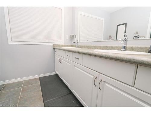 15 Gees Way, Cambridge, ON - Indoor Photo Showing Bathroom