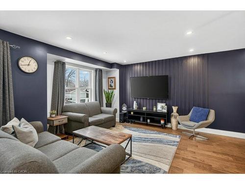 2 Sylvia Avenue, Hamilton, ON - Indoor Photo Showing Living Room