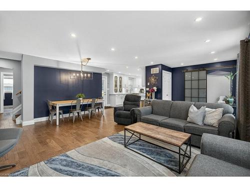 2 Sylvia Avenue, Hamilton, ON - Indoor Photo Showing Living Room