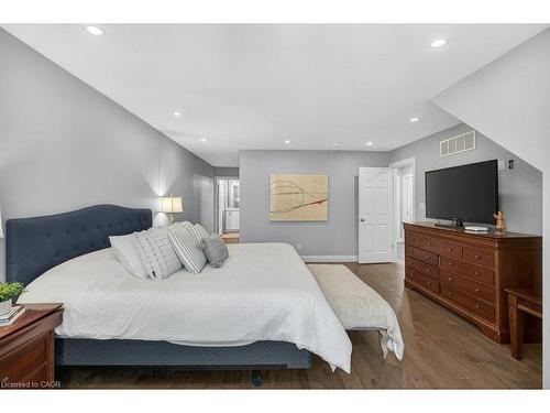 2 Sylvia Avenue, Hamilton, ON - Indoor Photo Showing Bedroom