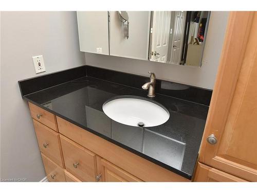 65 Rolston Drive, Hamilton, ON - Indoor Photo Showing Bathroom