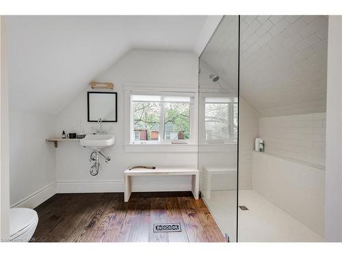 97 Gladstone Avenue, Hamilton, ON - Indoor Photo Showing Bathroom