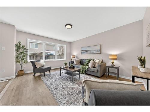 19 Blackbird Circle, Cambridge, ON - Indoor Photo Showing Living Room