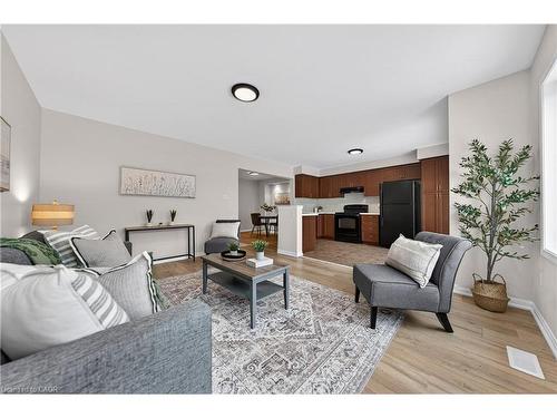19 Blackbird Circle, Cambridge, ON - Indoor Photo Showing Living Room