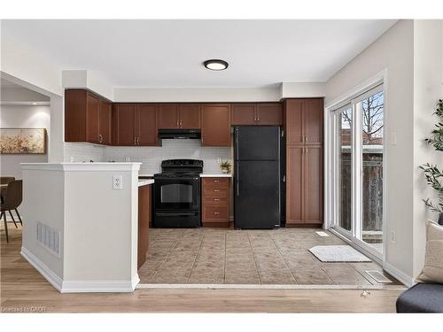 19 Blackbird Circle, Cambridge, ON - Indoor Photo Showing Kitchen