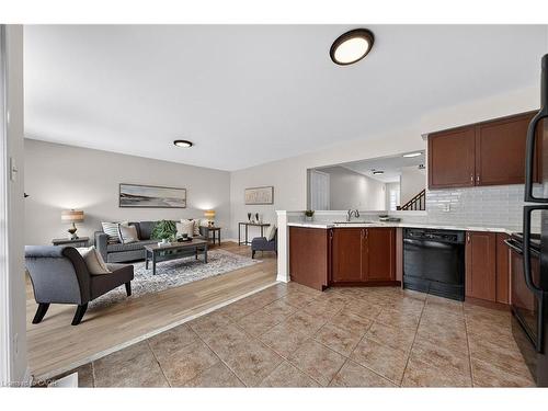 19 Blackbird Circle, Cambridge, ON - Indoor Photo Showing Kitchen