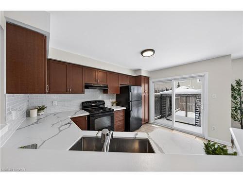 19 Blackbird Circle, Cambridge, ON - Indoor Photo Showing Kitchen
