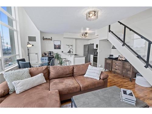 433-200 Manitoba Street, Toronto, ON - Indoor Photo Showing Living Room