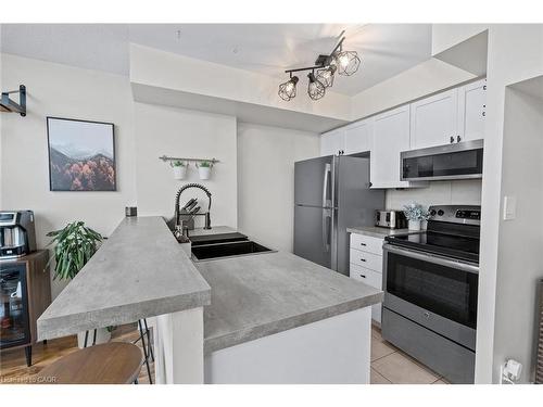 433-200 Manitoba Street, Toronto, ON - Indoor Photo Showing Kitchen