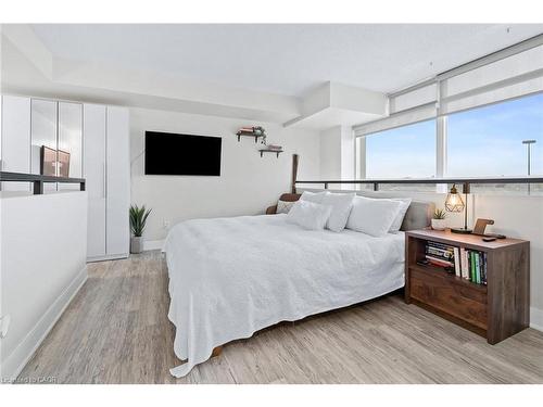 433-200 Manitoba Street, Toronto, ON - Indoor Photo Showing Bedroom