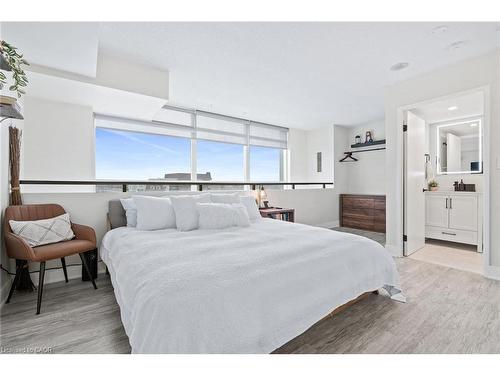 433-200 Manitoba Street, Toronto, ON - Indoor Photo Showing Bedroom