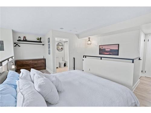 433-200 Manitoba Street, Toronto, ON - Indoor Photo Showing Bedroom