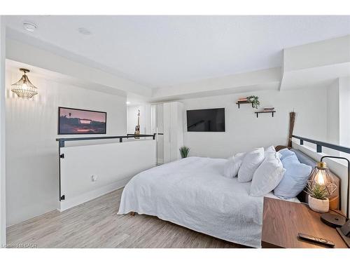 433-200 Manitoba Street, Toronto, ON - Indoor Photo Showing Bedroom