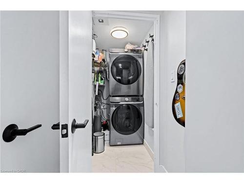 433-200 Manitoba Street, Toronto, ON - Indoor Photo Showing Laundry Room