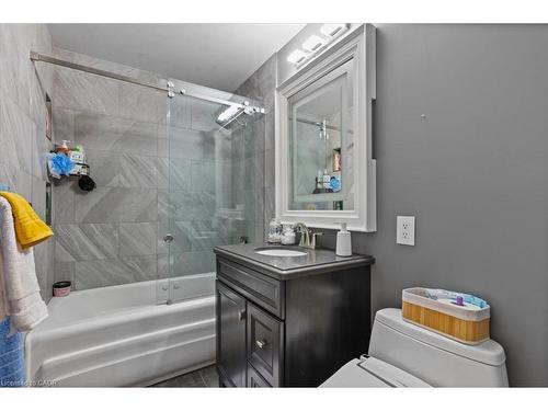 50 Grove Crescent, Brantford, ON - Indoor Photo Showing Bathroom