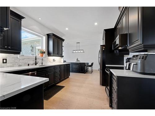 1295 Sheffield Road, Cambridge, ON - Indoor Photo Showing Kitchen With Upgraded Kitchen