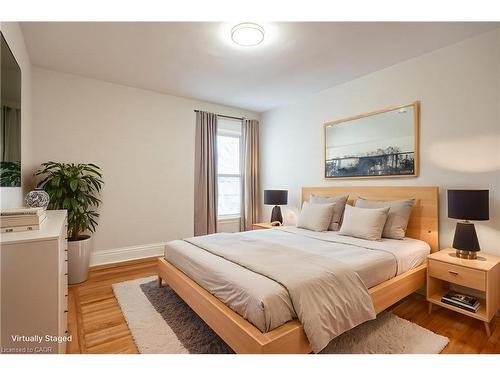 17 Barnesdale Avenue N, Hamilton, ON - Indoor Photo Showing Bedroom