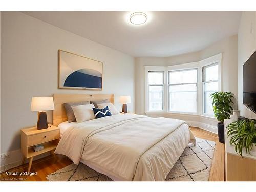 17 Barnesdale Avenue N, Hamilton, ON - Indoor Photo Showing Bedroom