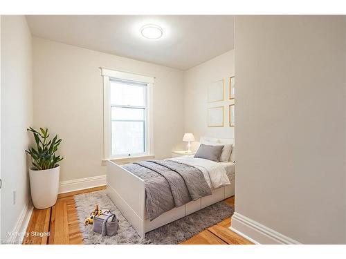 17 Barnesdale Avenue N, Hamilton, ON - Indoor Photo Showing Bedroom