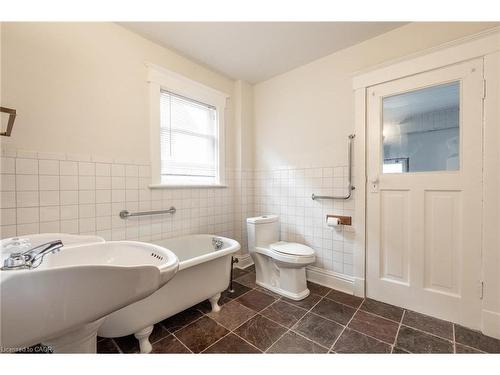 17 Barnesdale Avenue N, Hamilton, ON - Indoor Photo Showing Bathroom