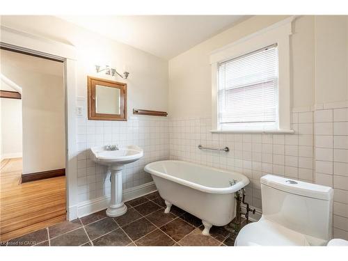 17 Barnesdale Avenue N, Hamilton, ON - Indoor Photo Showing Bathroom
