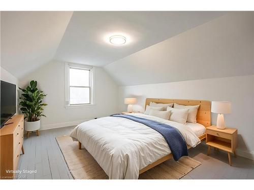 17 Barnesdale Avenue N, Hamilton, ON - Indoor Photo Showing Bedroom