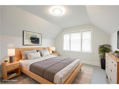 17 Barnesdale Avenue N, Hamilton, ON - Indoor Photo Showing Bedroom
