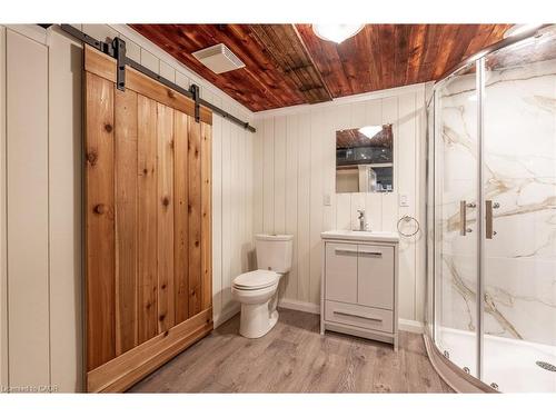 17 Barnesdale Avenue N, Hamilton, ON - Indoor Photo Showing Bathroom