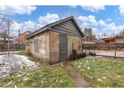 17 Barnesdale Avenue N, Hamilton, ON - Outdoor