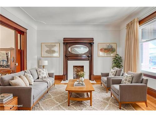 17 Barnesdale Avenue N, Hamilton, ON - Indoor Photo Showing Living Room