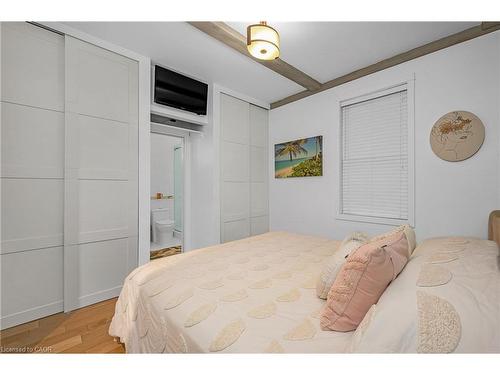 7 Foster Street, Hamilton, ON - Indoor Photo Showing Bedroom