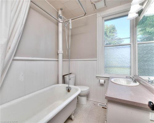 21 Huron Road, Mitchell, ON - Indoor Photo Showing Bathroom