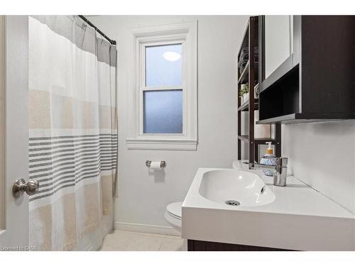 11 Scotia Avenue, Hamilton, ON - Indoor Photo Showing Bathroom