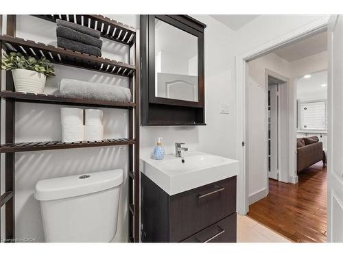 11 Scotia Avenue, Hamilton, ON - Indoor Photo Showing Bathroom