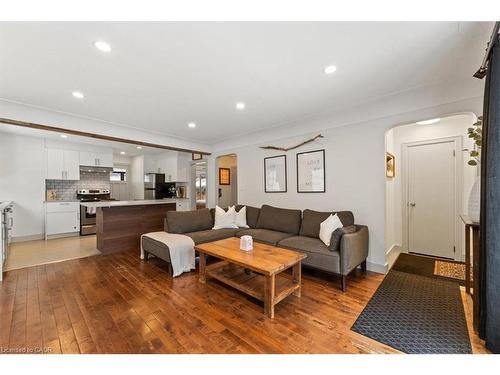 11 Scotia Avenue, Hamilton, ON - Indoor Photo Showing Living Room