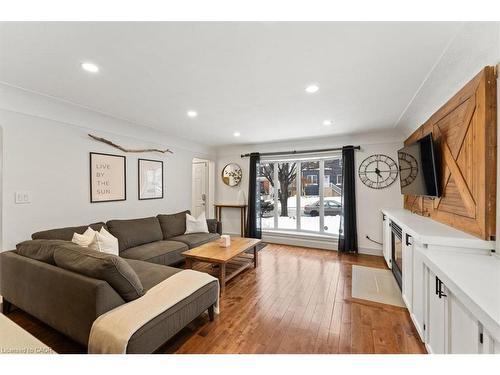 11 Scotia Avenue, Hamilton, ON - Indoor Photo Showing Living Room