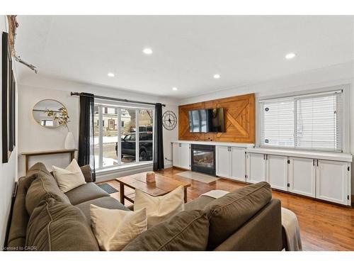 11 Scotia Avenue, Hamilton, ON - Indoor Photo Showing Living Room