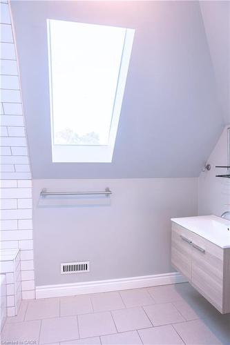 451 King William Street, Hamilton, ON - Indoor Photo Showing Bathroom