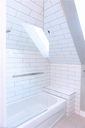 451 King William Street, Hamilton, ON - Indoor Photo Showing Bathroom