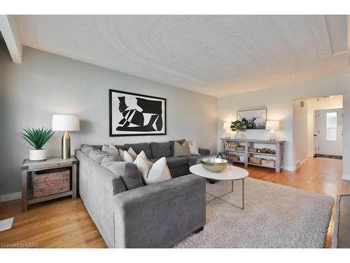 156 Rainbow Drive, Hamilton, ON - Indoor Photo Showing Living Room