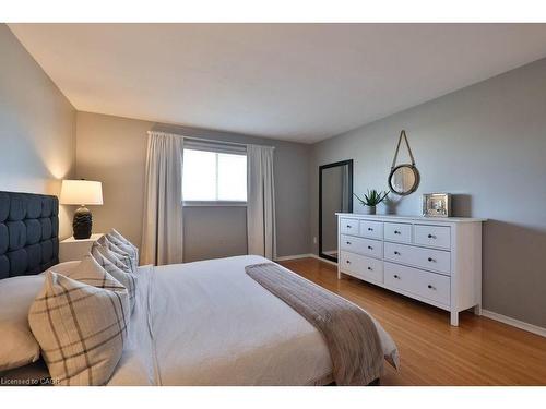 156 Rainbow Drive, Hamilton, ON - Indoor Photo Showing Bedroom