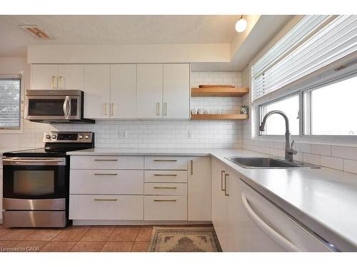 156 Rainbow Drive, Hamilton, ON - Indoor Photo Showing Kitchen With Upgraded Kitchen