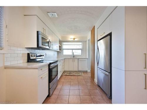 156 Rainbow Drive, Hamilton, ON - Indoor Photo Showing Kitchen
