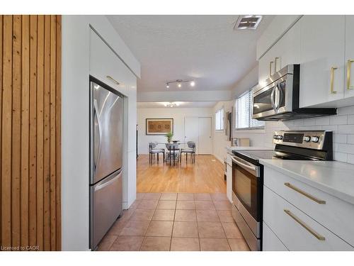 156 Rainbow Drive, Hamilton, ON - Indoor Photo Showing Kitchen