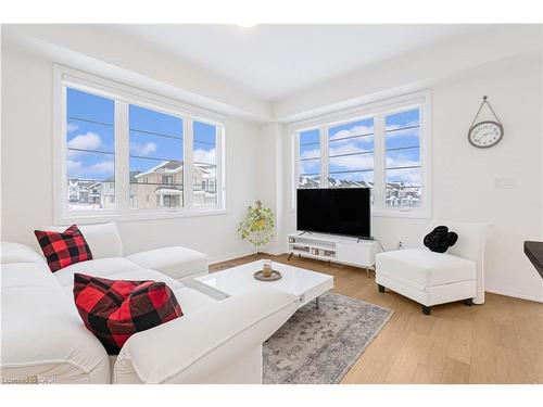 60 Granville Crescent, Haldimand, ON - Indoor Photo Showing Living Room