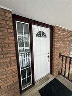 Upper-16 Courtland Avenue  Hamilton, ON L9C 5Z2